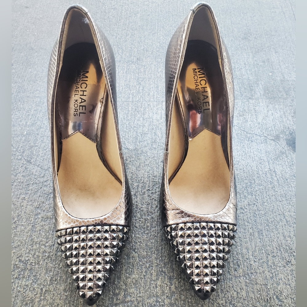 MICHAEL KORS WOMEN'S METALIC SNAKESKIN STUDDED POINTED TOE PUMPS - SIZE 5